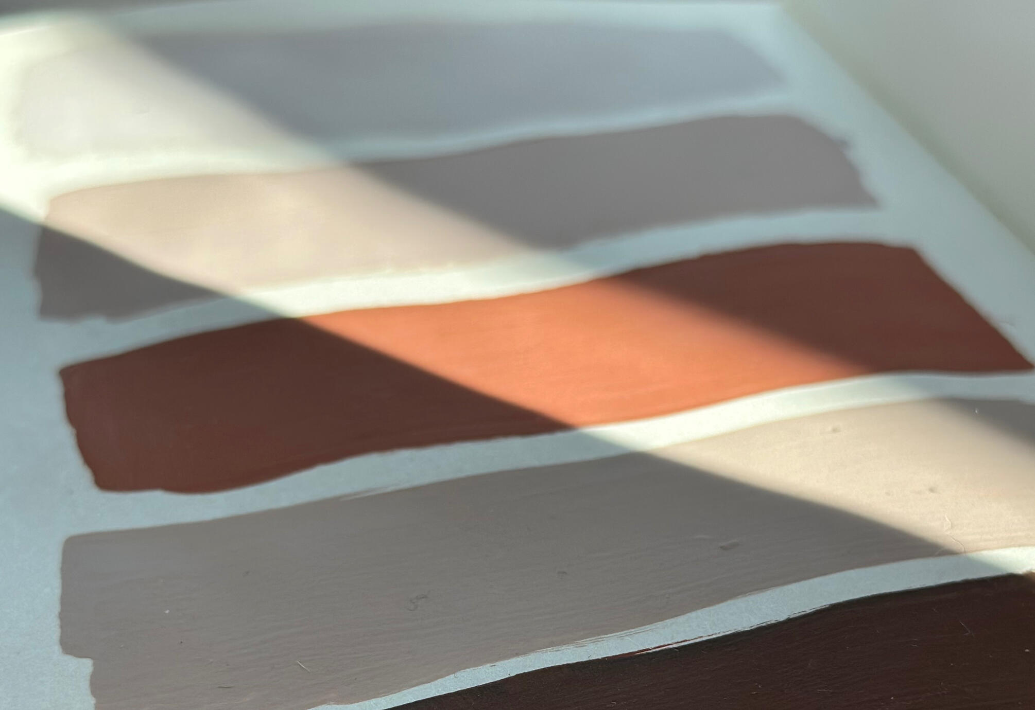 Gemeinsam arbeiten wir mit monochromen Farbflächen - langsam, Schicht für Schicht, Nuance für Nuance. Du musst nicht malen können. Es geht um Wahrnehmung: Was zeigt sich, wenn du einer Farbe, einem Material und deinem eigenen Innern Zeit gibst?