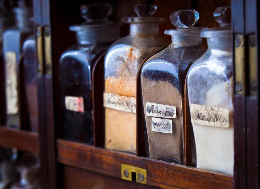 Im Gesprächsatelier steht eine Sammlung solcher Pigmente: das PIGMENTARIUM. Es lädt dazu ein, Farbe nicht nur als Farbton zu sehen, sondern als Material, Herkunft, Licht und Oberfläche.