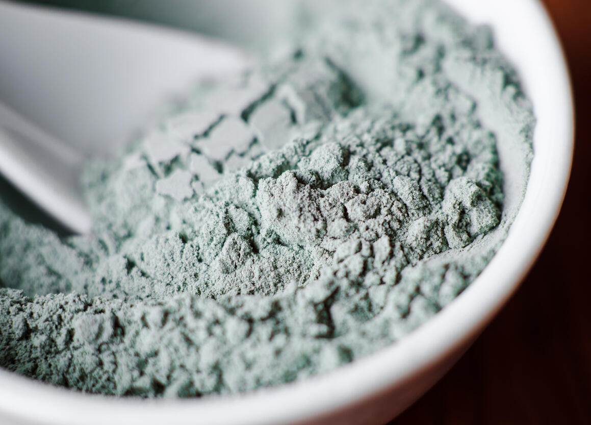 Aus diesen natürlichen Materialien entstehen Pigmente: fein zermahlene Erden, Mineralien oder Pflanzenteile. Natur wird zur reinen Farbe.